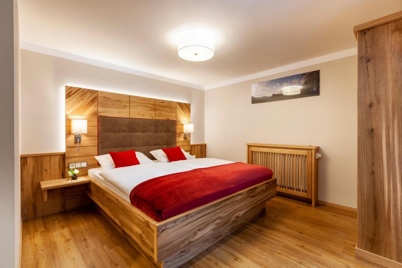 Genusshotel Hohenbogen نيوكيرتشن بيم هيليغين بلوت المظهر الخارجي الصورة